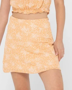 Hacia El Oeste Minifalda><noscript><img width=