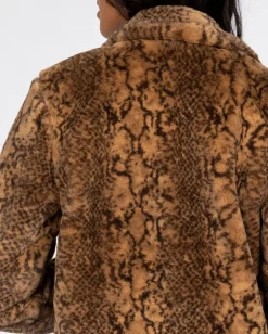 La Chaqueta De La Reina><noscript><img width=