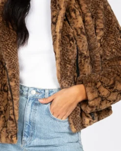 La Chaqueta De La Reina><noscript><img width=