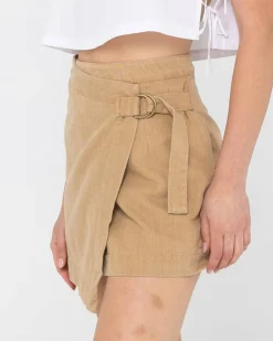 Milan Minifalda><noscript><img width=